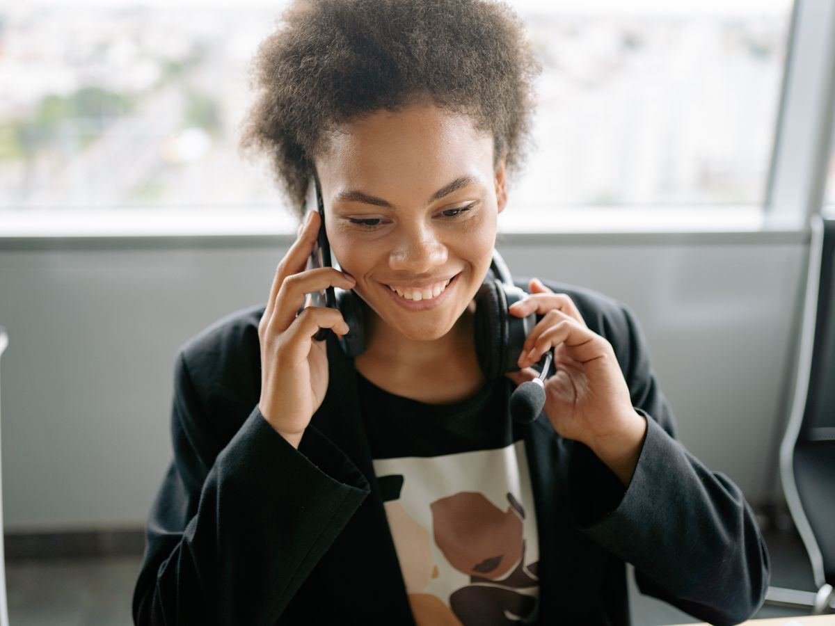 Support agent wearing a headset at a VoIP workstation